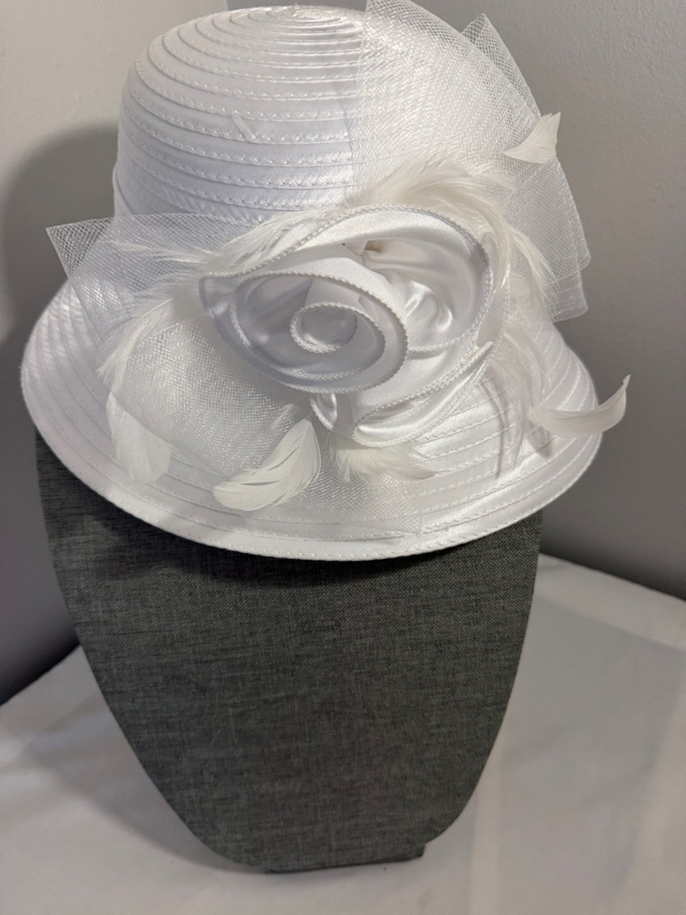 Elegant White Women's Dress Hat with Floral Feather Accent